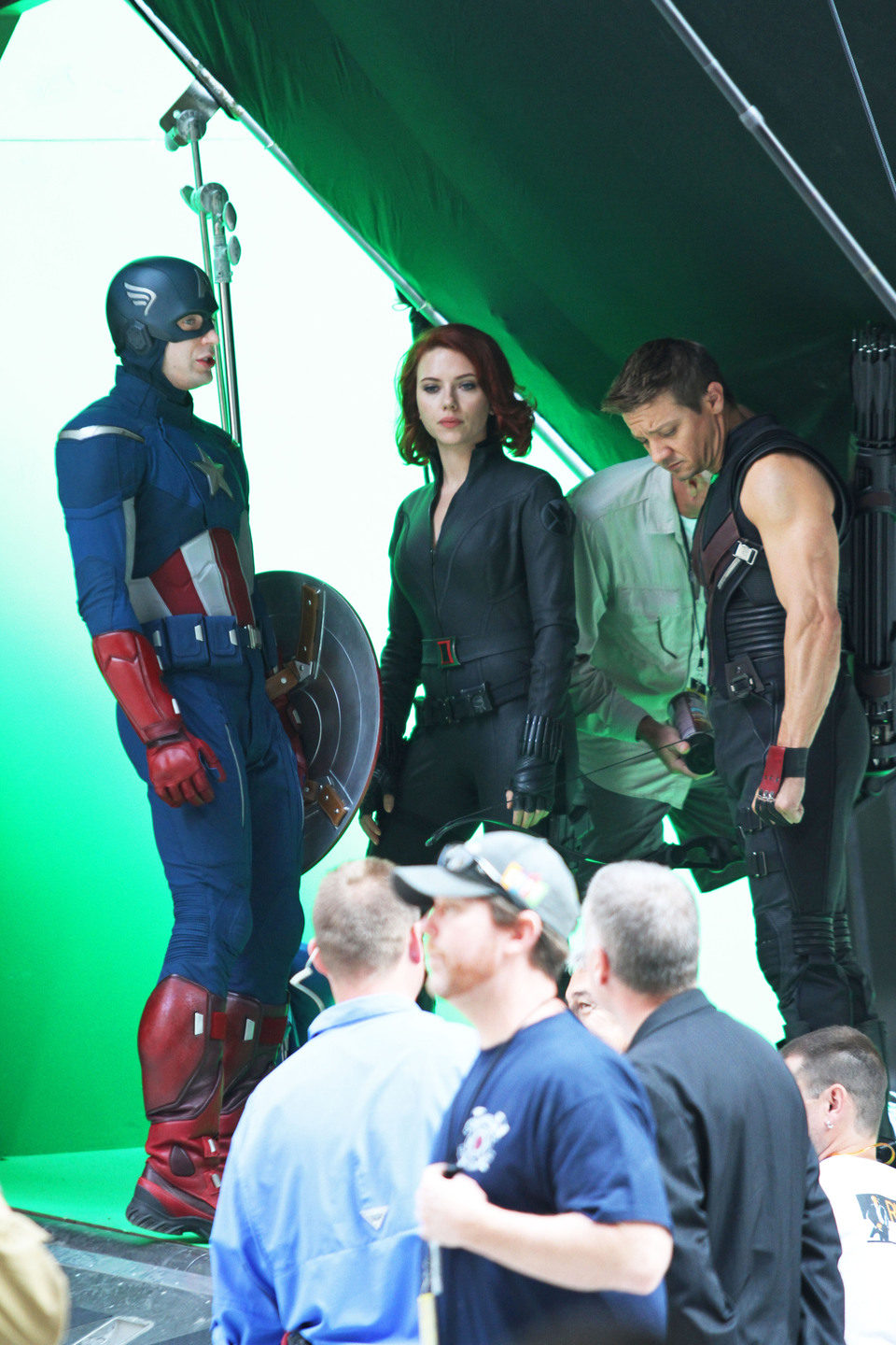 Chris Evans, Scarlett Johansson y Jeremy Renner ruedan con chroma