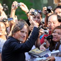 Viggo Mortensen saluda en la alfombra roja del TIFF