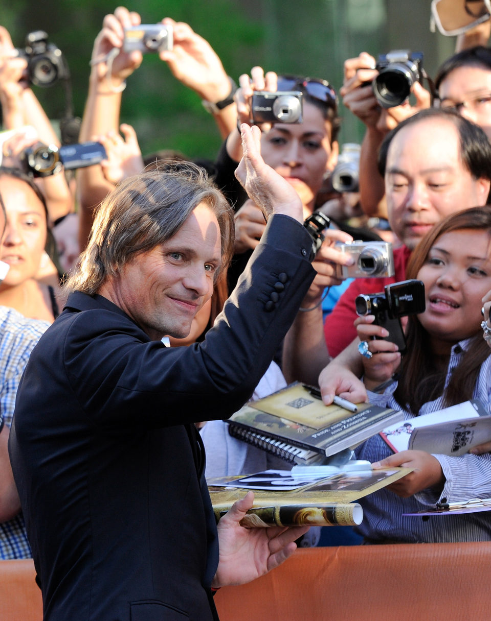 Viggo Mortensen saluda en la alfombra roja del TIFF