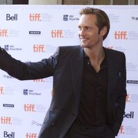 Alexander Skarsgard saluda en el Festival de Toronto