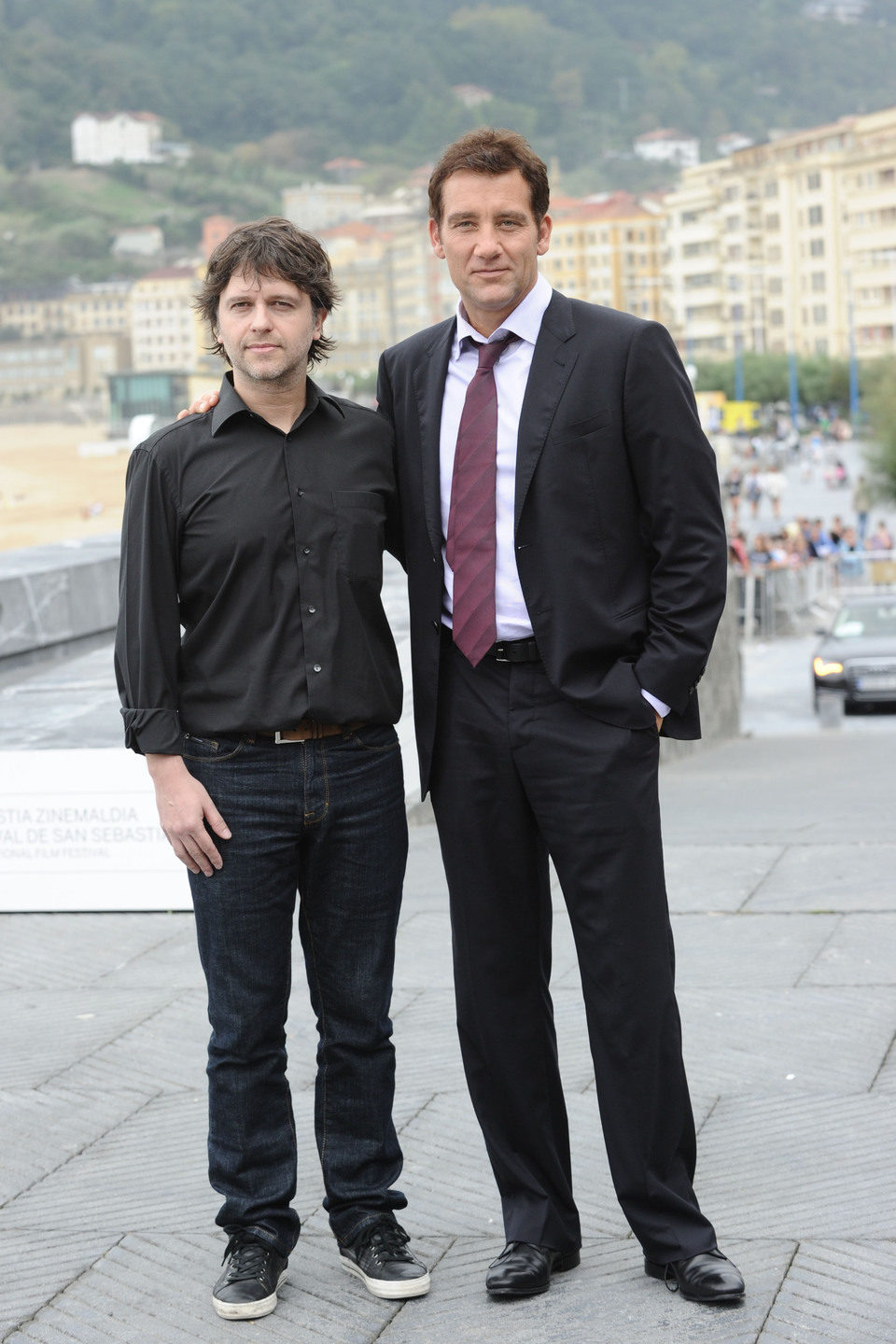 Juan Carlos Fresnadillo junto a Clive Owen en el Festival de San Sebastián 2011