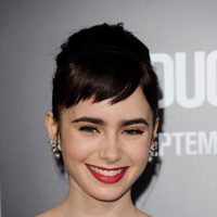 Lily Collins sonríe en la presentación de 'Sin salida'