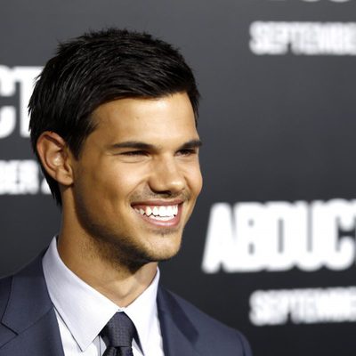 Taylor Lautner sonríe en Los Angeles