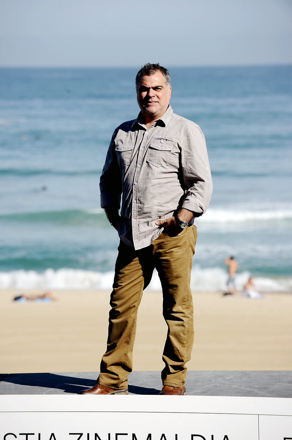 Benito Zambrano posa cerca de la playa en San Sebastián