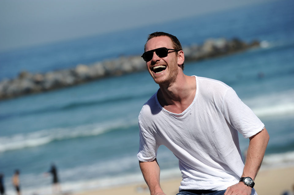 Michael Fassbender ríe ante la prensa en San Sebastián