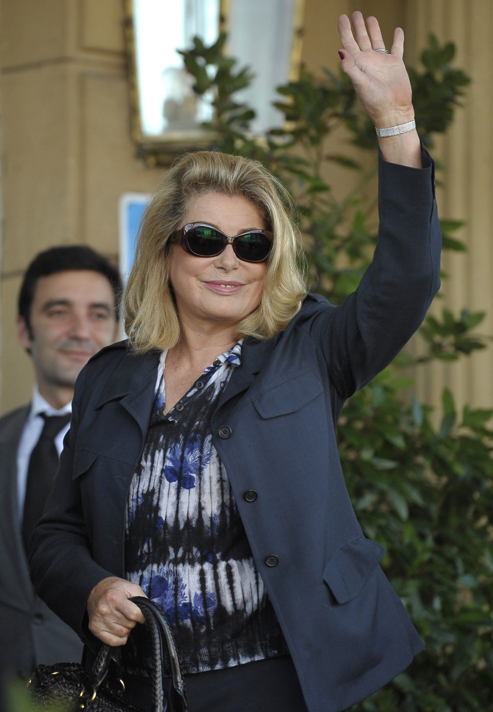 Catherine Deneuve llega al hotel en San Sebastián