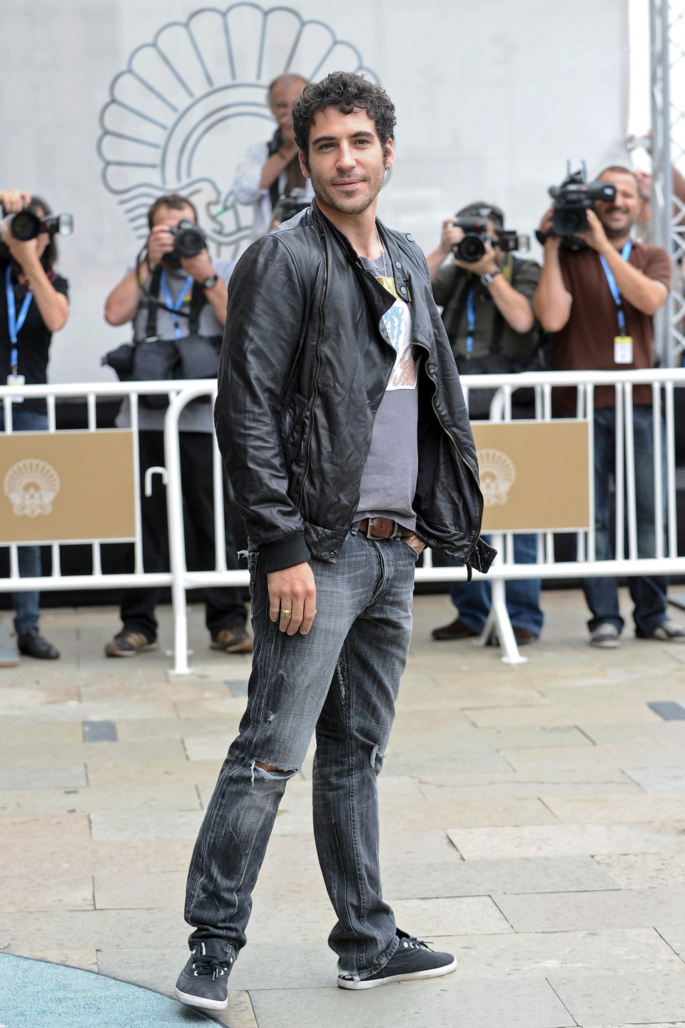 Miguel Ángel Silvestre, en la entrada del Festival de San Sebastián