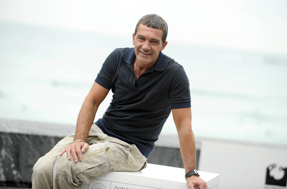 Antonio Banderas posa cerca de la playa en San Sebastián