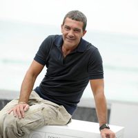 Antonio Banderas posa cerca de la playa en San Sebastián