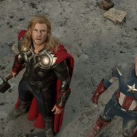 Thor y Capitán América miran al cielo en 'Los Vengadores'