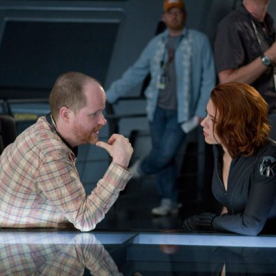 Joss Whedon charla con Scarlett Johansson en 'Los Vengadores'