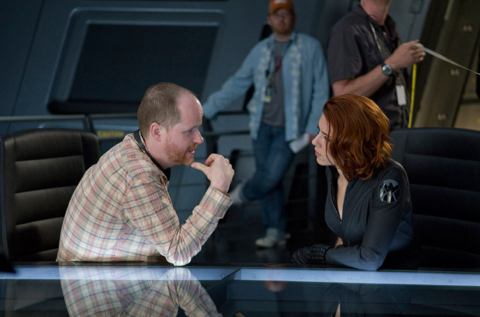 Joss Whedon charla con Scarlett Johansson en 'Los Vengadores'