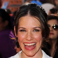 Evangeline Lilly sonríe en la premiére de 'Acero puro'