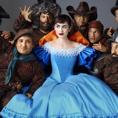 Blancanieves rodeada de sus siete enanitos en 'Snow White'