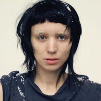 Lisbeth Salander en manga corta bajo la nieve