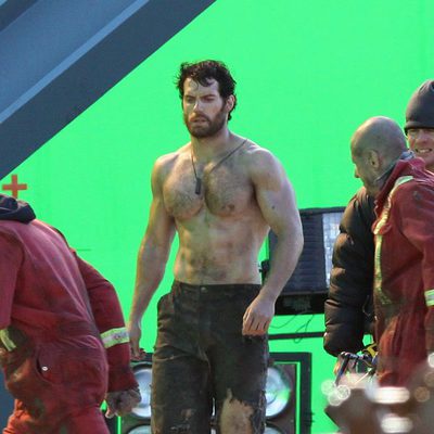 Henry Cavill pasea por el set de 'Superman: Man of Steel'