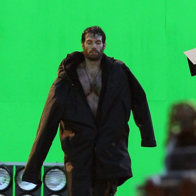 Henry Cavill se tapa en el set de lo nuevo de Zack Snyder