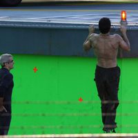 Henry Cavill marca espalda en el set de 'Superman: Man of Steel'