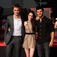 Robert Pattinson, Kristen Stewart y Taylor Lautner posan delante del Teatro Chino