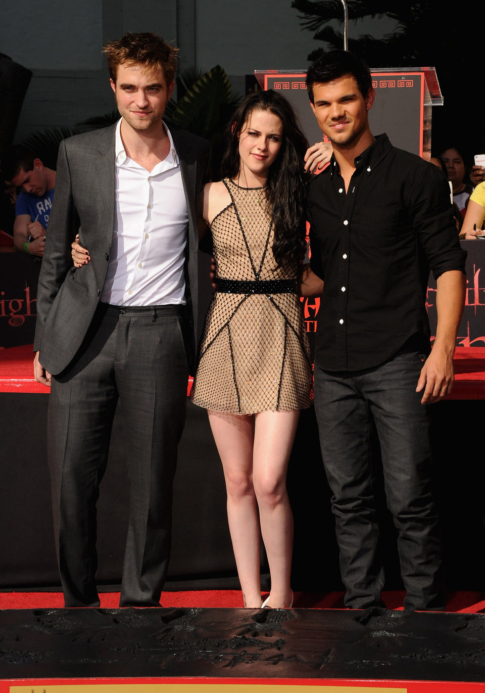 Robert Pattinson, Kristen Stewart y Taylor Lautner posan delante del Teatro Chino