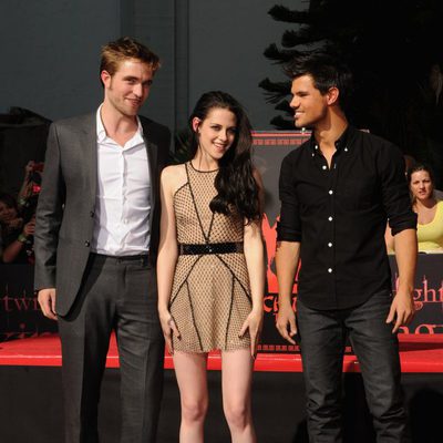 Robert Pattinson, Kristen Stewart y Taylor Lautner sonríen en Los Angeles