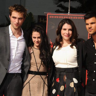 Los protagonistas de la saga 'Crepúsculo' junto a Stephenie Meyer