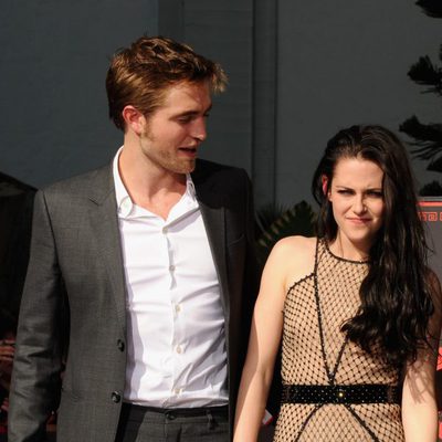 Robert Pattinson y Kristen Stewart sonríen en el Teatro Chino de Los Angeles