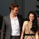 Robert Pattinson y Kristen Stewart sonríen en el Teatro Chino de Los Angeles