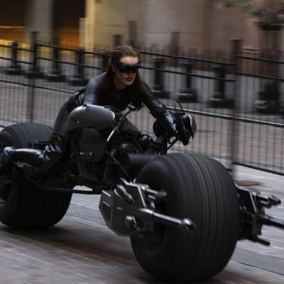 Selina Kyle vuelve a subirse a la moto en Nueva York