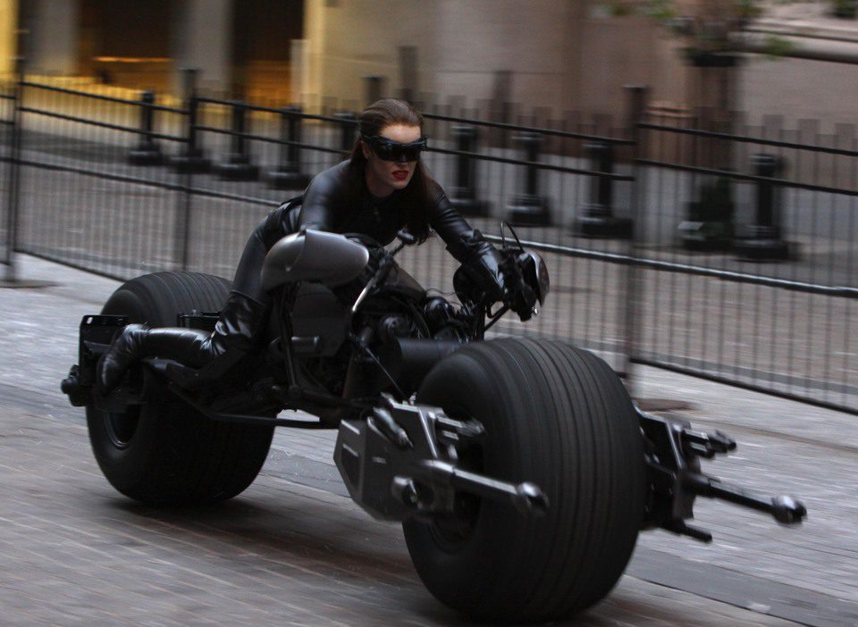 Selina Kyle vuelve a subirse a la moto en Nueva York