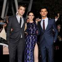 Robert Pattinson, Kristen Stewart y Taylor Lautner posan en la premiére de 'Amanecer: Parte 1'