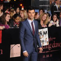 Taylor Lautner en la premiére de 'Amanecer: Parte 1' de Los Angeles