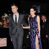 Robert Pattinson y Kristen Stewart pasean por la alfombra roja de Los Angeles