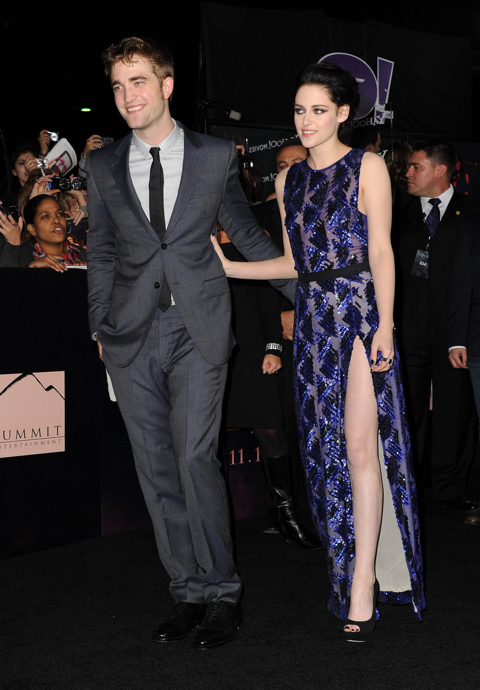 Robert Pattinson y Kristen Stewart pasean por la alfombra roja de Los Angeles