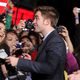 Robert Pattinson firma autógrafos de los fans de 'Amanecer: Parte 1'