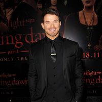 Kellan Lutz posa en la alfombra roja de 'Amanecer: Parte 1'