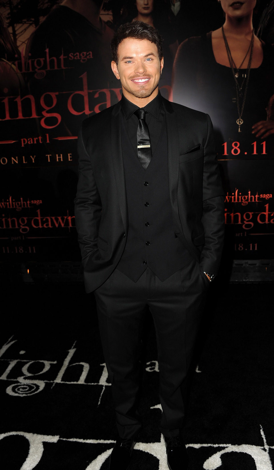 Kellan Lutz posa en la alfombra roja de 'Amanecer: Parte 1'