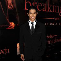 Boo Boo Stewart posa en la premiére de 'Amanecer: Parte 1'