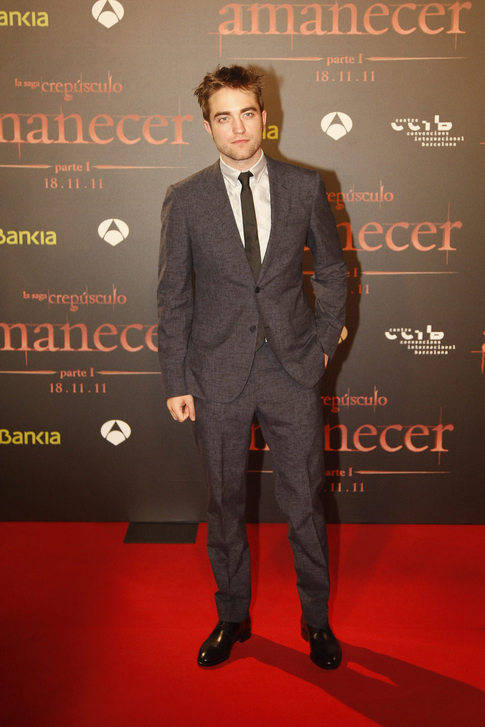 Robert Pattinson posa en la premiére de 'Amanecer: Parte 1' en Barcelona