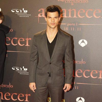 Taylor Lautner posa en la premiére de 'Amanecer: Parte 1' en Barcelona