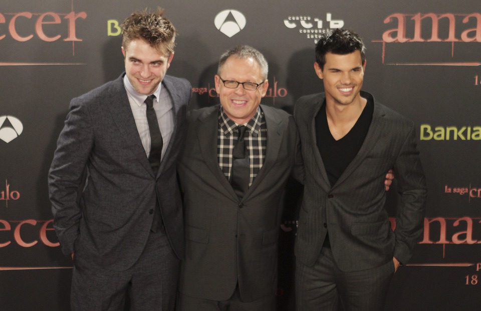 Bill Condon rodeado por Robert Pattinson y Taylor Lautner en Barcelona