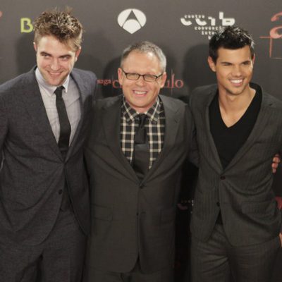 Bill Condon rodeado por Robert Pattinson y Taylor Lautner en Barcelona