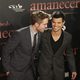 Robert Pattinson y Taylor Lautner sonríen en el estreno de 'Amanecer: Parte 1' en Barcelona