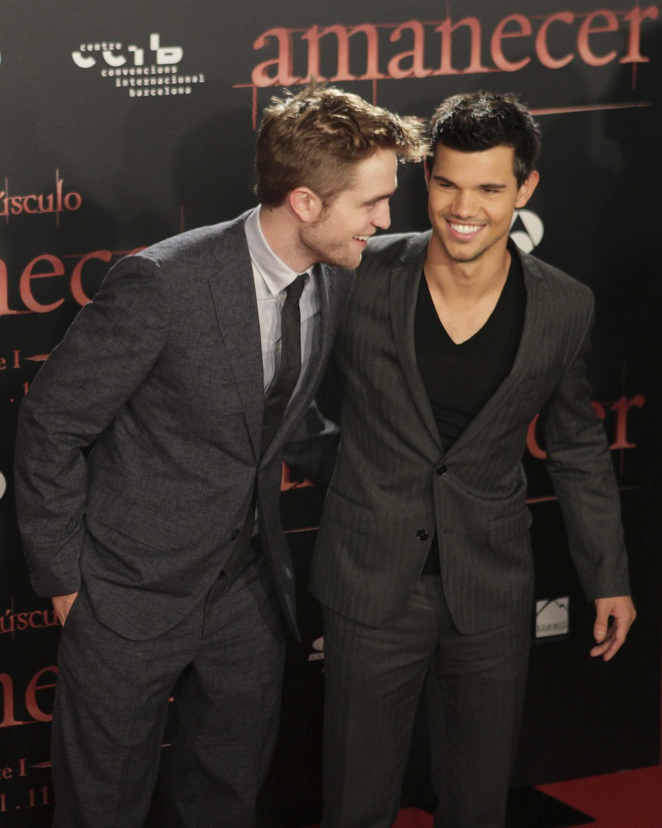 Robert Pattinson y Taylor Lautner sonríen en el estreno de 'Amanecer: Parte 1' en Barcelona