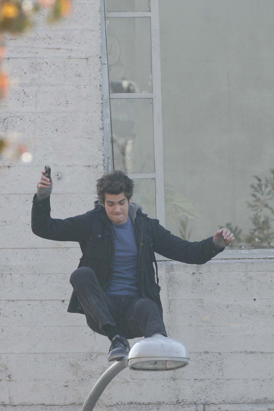 Andrew Garfield da un traspiés en una farola grabando 'The Amazing Spider-Man'