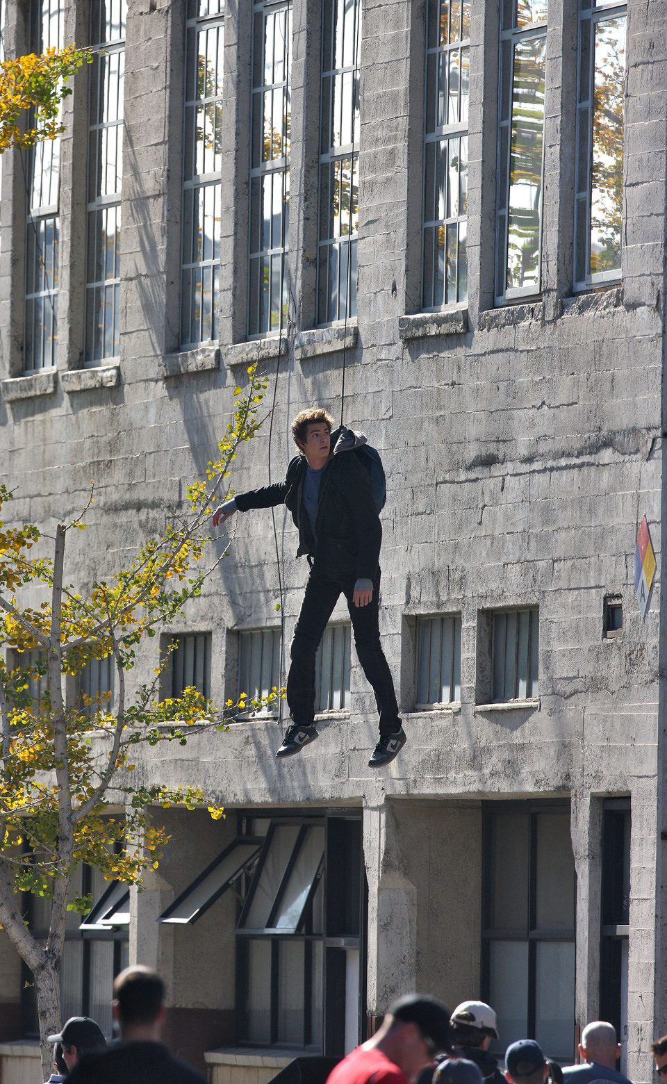 Andrew Garfield surca el cielo en el set de 'The Amazing Spider-Man'