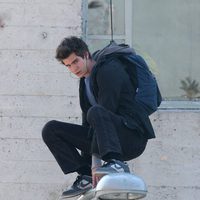 Andrew Gafield mira a cámara colgado de un cable en el set de 'The Amazing Spider-Man'