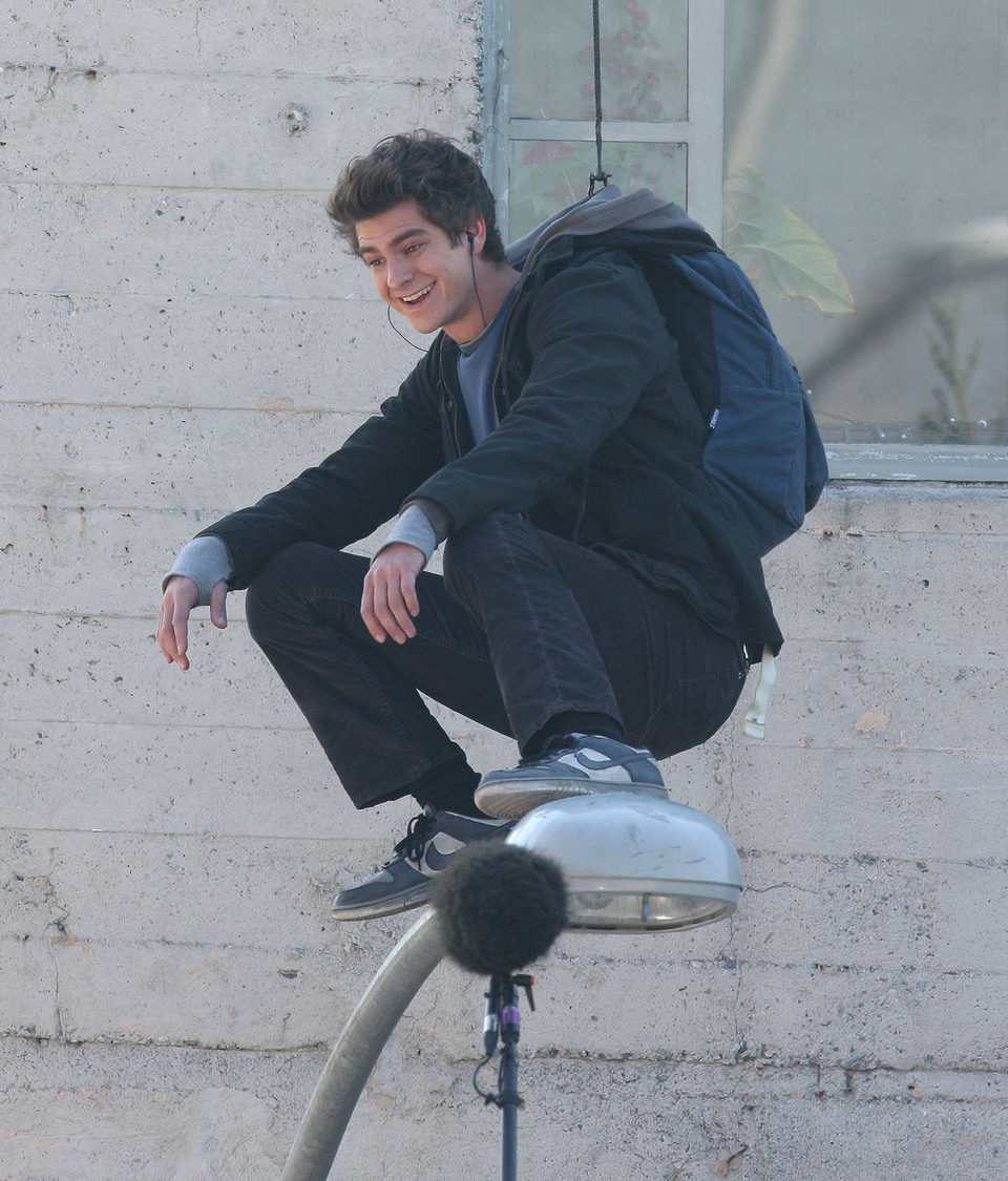 Andrew Garfield sonríe subido a una farola en el set de 'The Amazing Spider-Man'