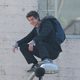 Andrew Garfield sonríe subido a una farola en el set de 'The Amazing Spider-Man'