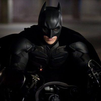 Batman en su moto en 'El caballero oscuro: la leyenda renace'